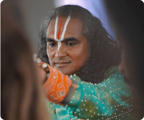 Paramahamsa Vishwananda blessing a devotee